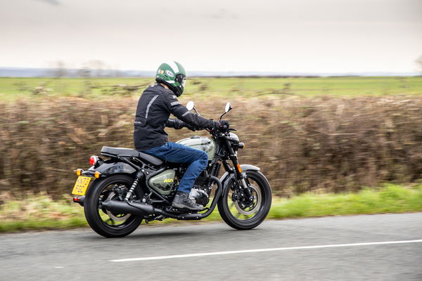 Royal Enfield Shotgun 650 - riding