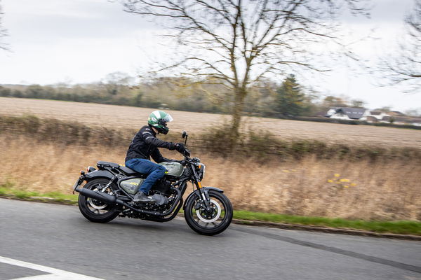 Royal Enfield Shotgun 650 - riding