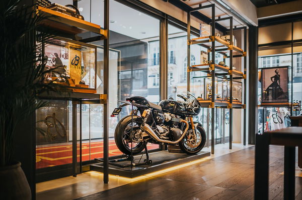 05_Breitling x Triumph_Breitling Boutique Paris