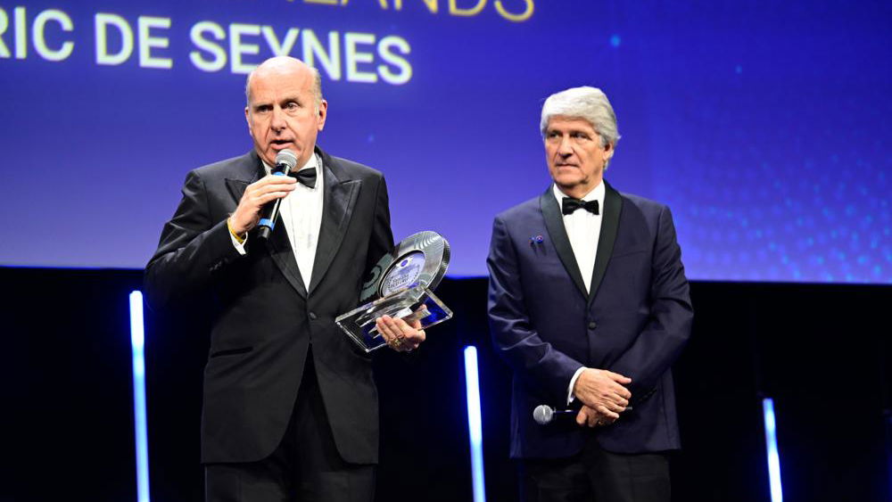 Eric De Seynes collects FIM Award for the Future at 2022 FIM Awards. - Yamaha