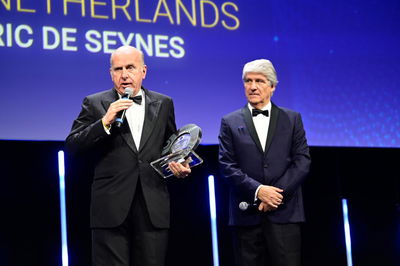 Eric De Seynes collects FIM Award for the Future at 2022 FIM Awards. - Yamaha