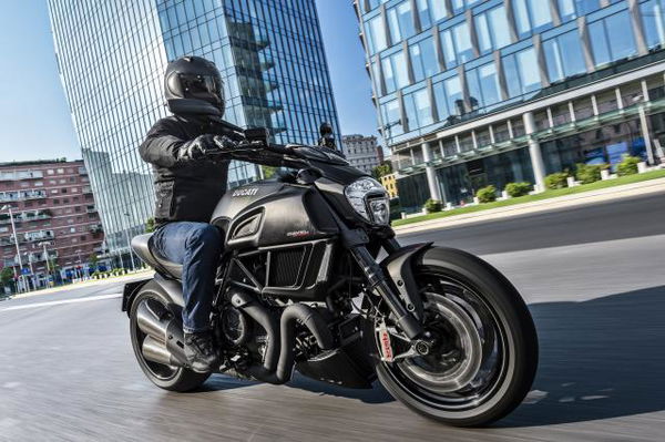 Ducati Diavel vs Triumph Rocket III - head to head