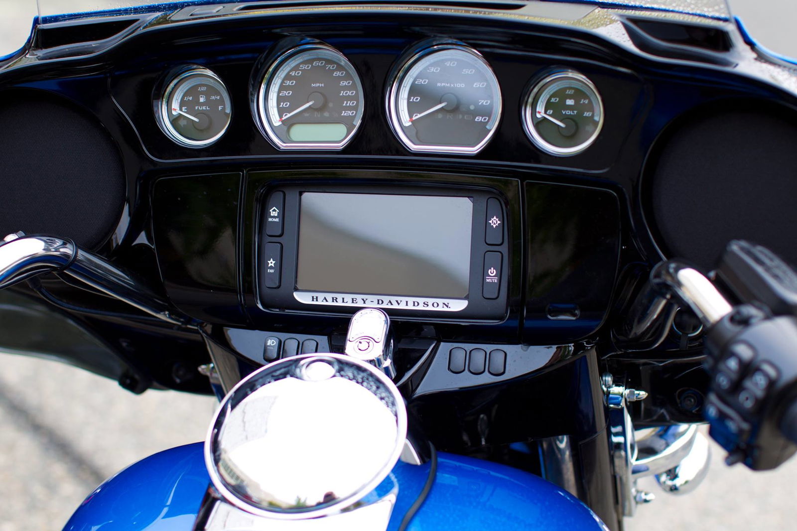 Harley-Davidson tourer dash