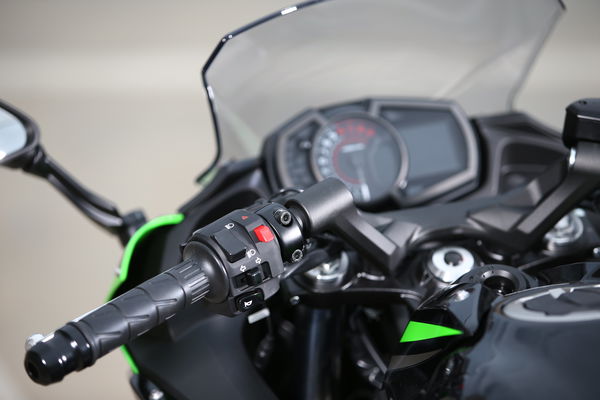 Kawasaki Ninja 650 switchgear and bars