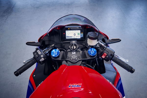 the TFT dash on a sports motorcycle