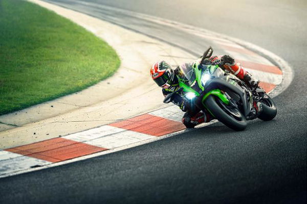 The Visordown Head to Head | Fireblade Vs ZX-10R | Visordown The Visordown Head to Head | Fireblade Vs ZX-10R | Visordown