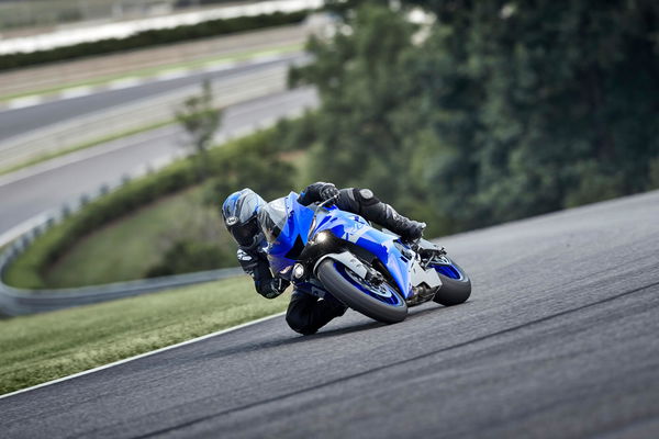 Yamaha R6 taking a corner