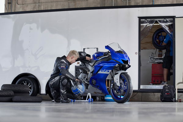 Yamaha R6 in the pits