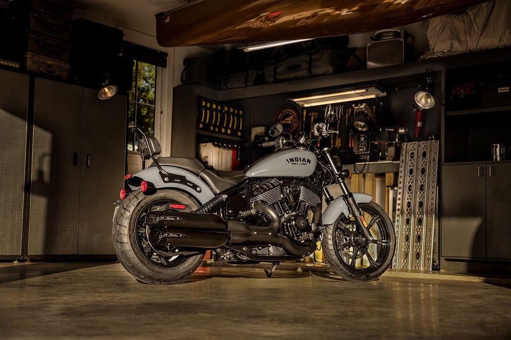 2022-ind-chiefbobberdarkhorse-lineup-riding