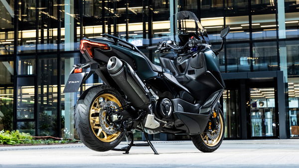 Updates to the Yamaha TMAX and TMAX Tech MAX sport scooters announced for 2022