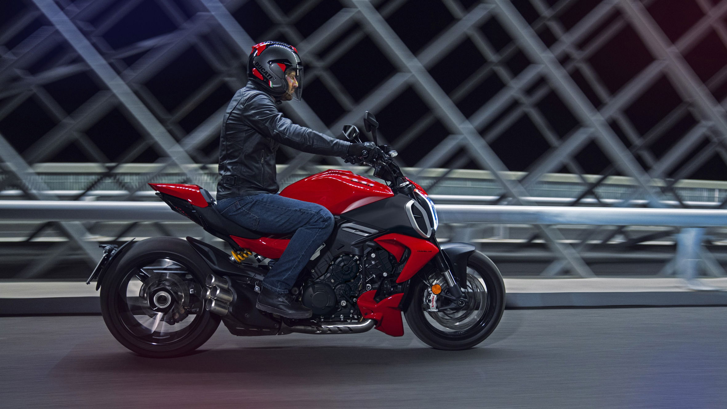 2023-Diavel-V4-01