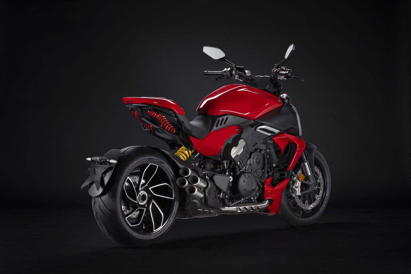 2023-Diavel-V4-01