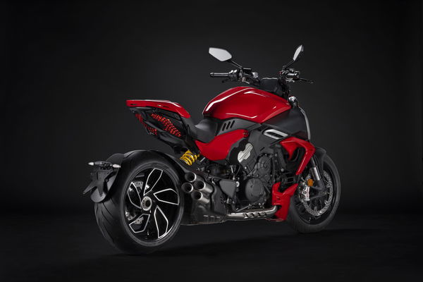 2023-Diavel-V4-01