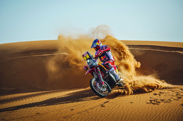 Sam Sunderland riding GasGas RX 450 in the desert. - GasGas.