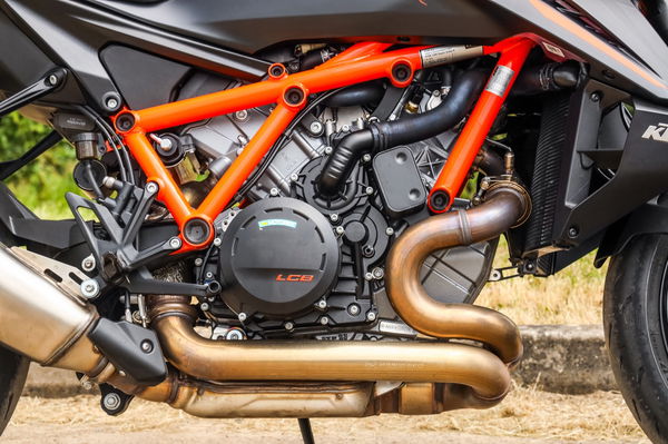 The new 1390 Super Duke R Evo LC8 engine 