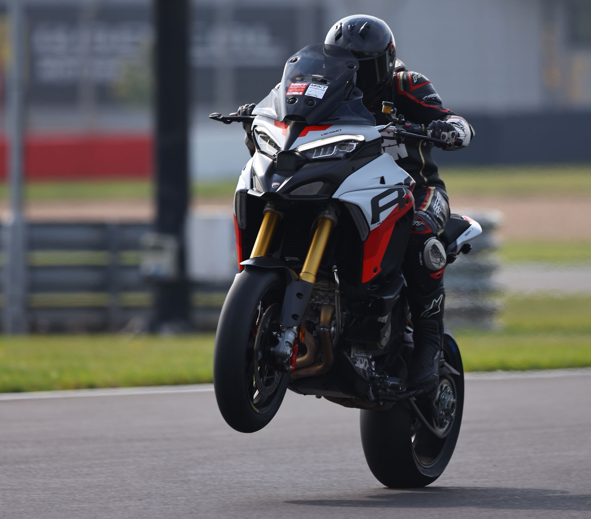 Even with some wheelie control dialled in the RS can easily lift the front