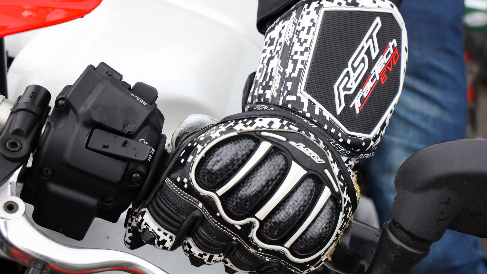RST Tractech Evo 4 glove - on handlebar