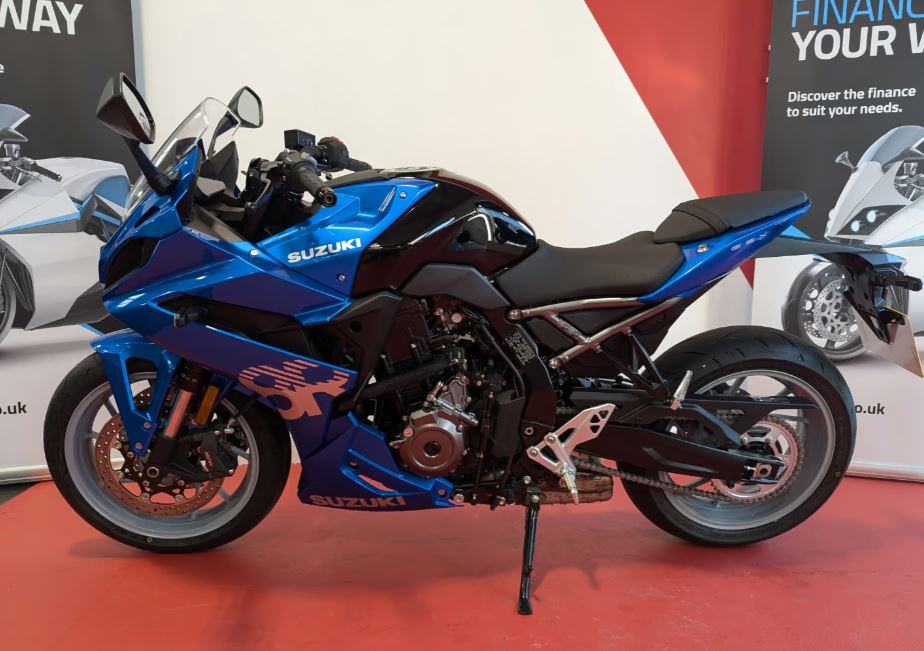 Suzuki GSX-8R side