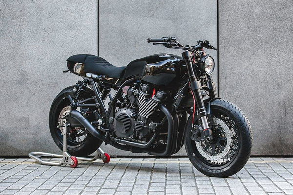 A Yamaha XJR1300 created by Debolex