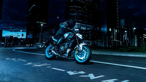 Yamaha MT-07 riding at night