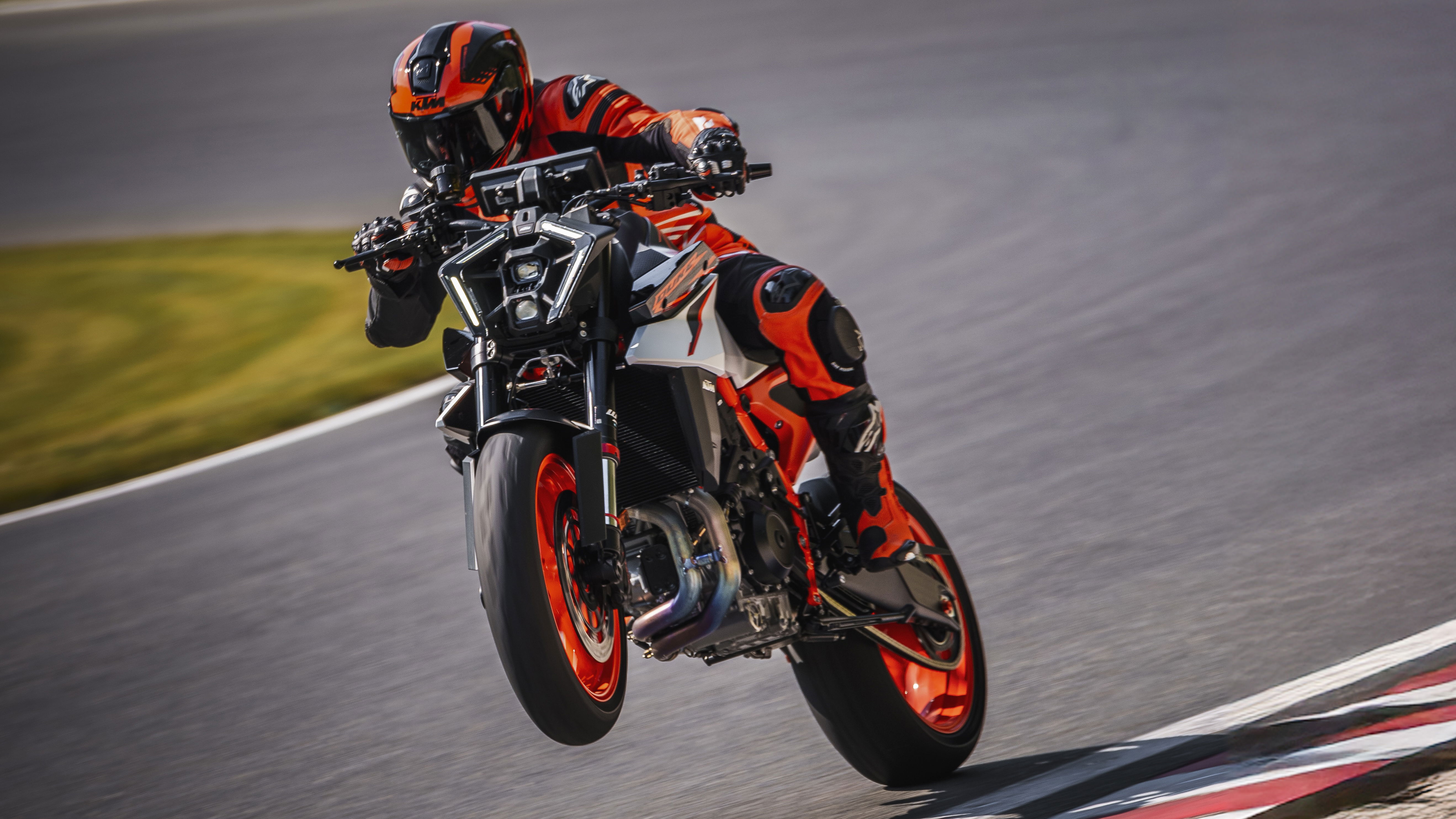 The new 990 Duke R