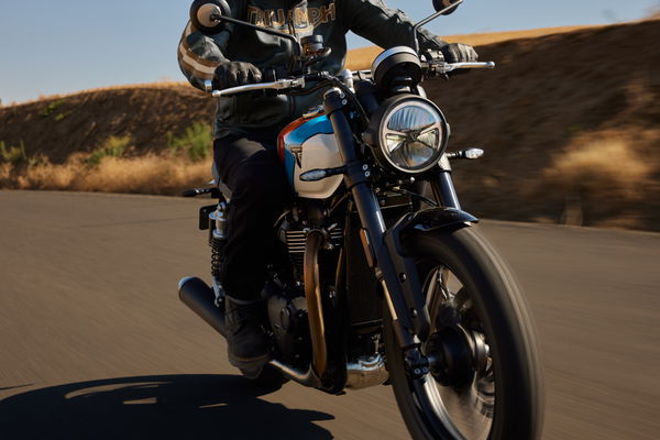 Triumph Speed Twin 900 action shot