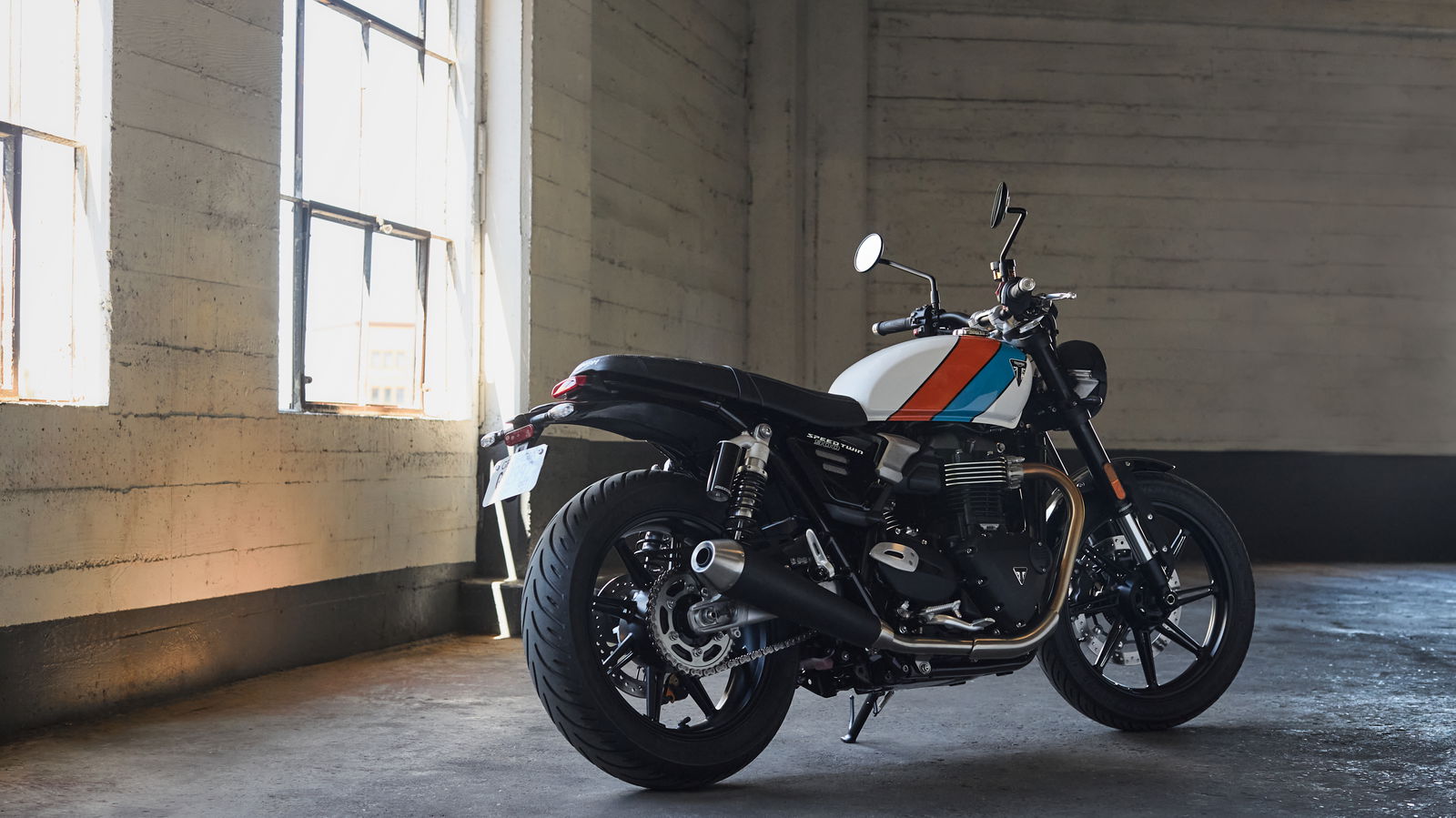 Triumph Speed Twin 900 rear shot