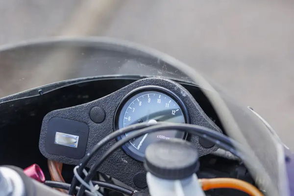 The minimalist cockpit of the bike