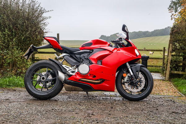 Ducati Panigale V2 - side