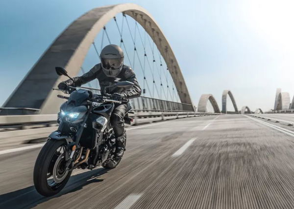 Kawasaki Z900 riding over a bridge