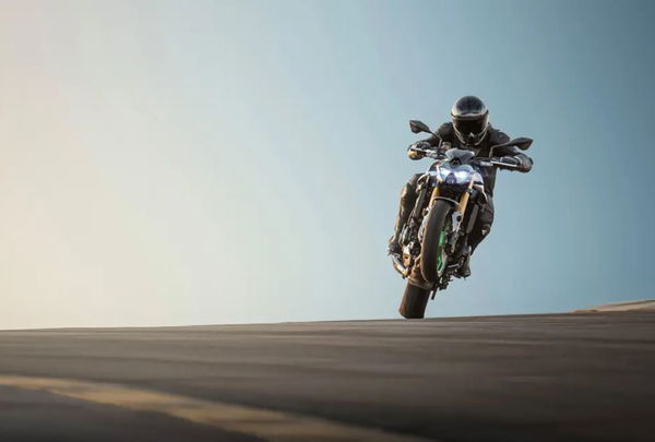 Kawasaki Z900 Wheelie