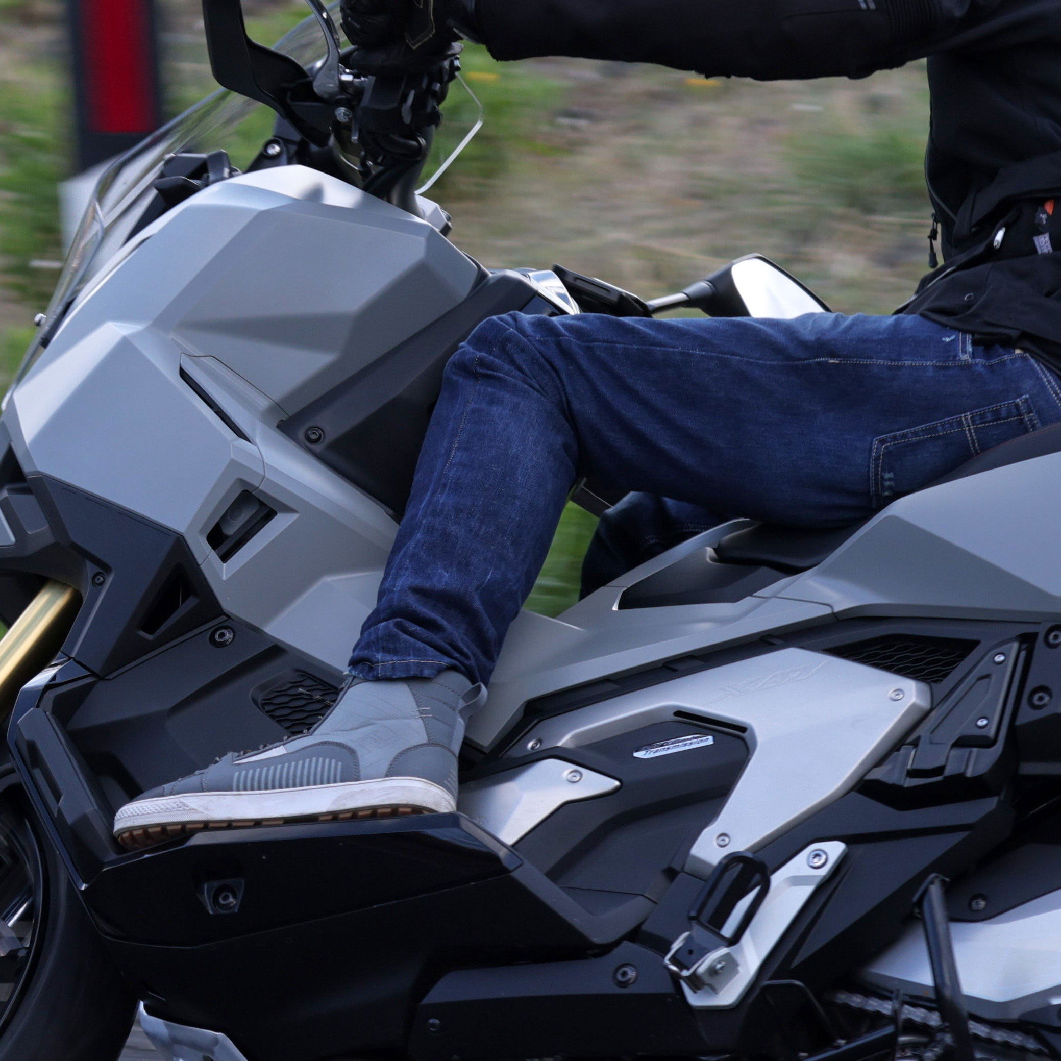 Vanucci VUT-7 jeans on rider