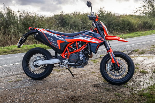 KTM 690 SMC R - side