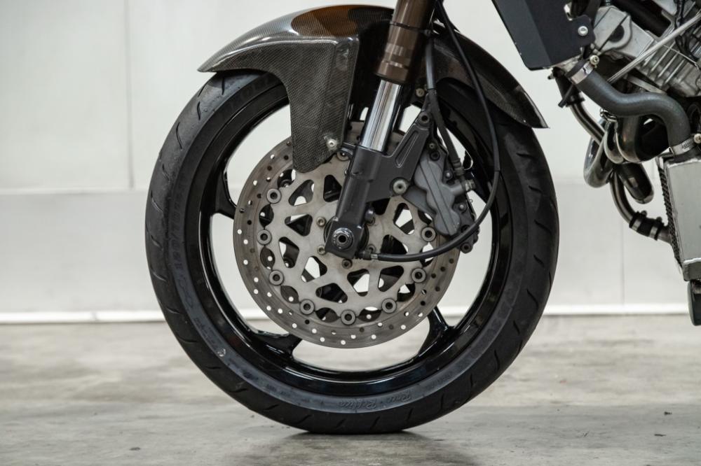 Six-pot calipers help to haul the bike up
