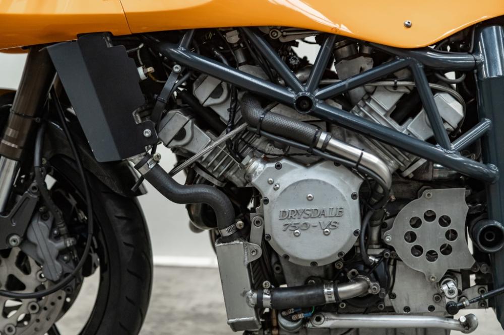 The engine uses Yamaha FZR600 parts mated to a custom crankcase
