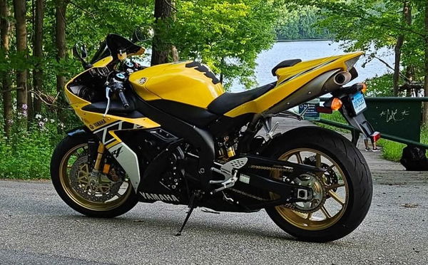 A 2006 Yamaha R1 LE