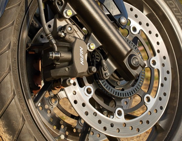 The braking system now comprises twin discs with two-piston Nissin calipers