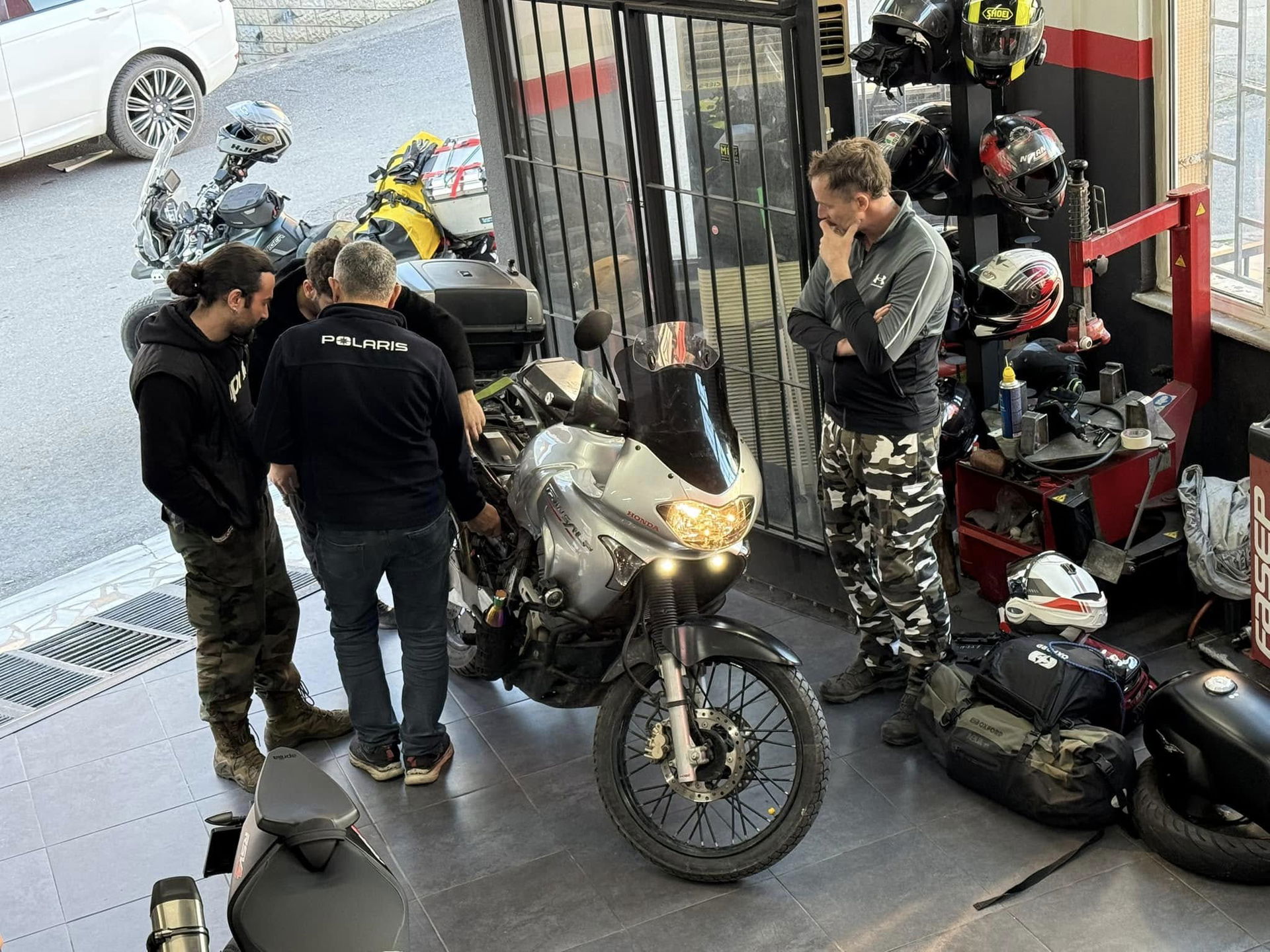 감독관들이 자전거에 짐을 싣는다