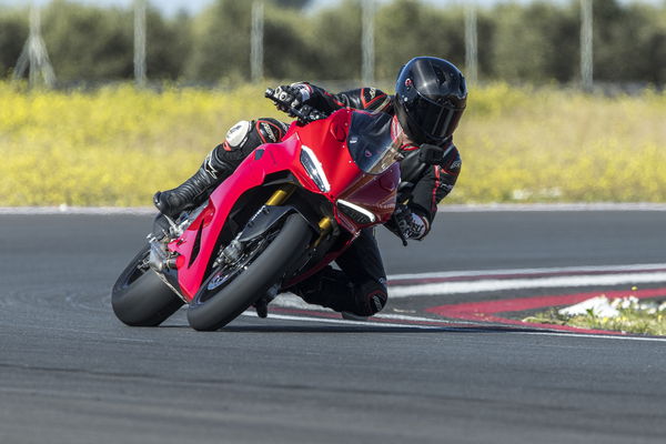 2025 Panigale V4 S - Cornering 