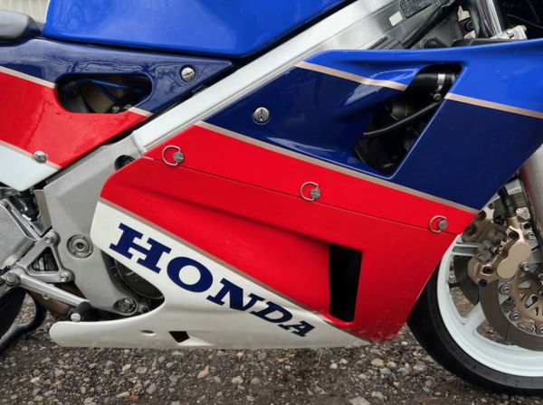 Honda VFR750R RC30 side