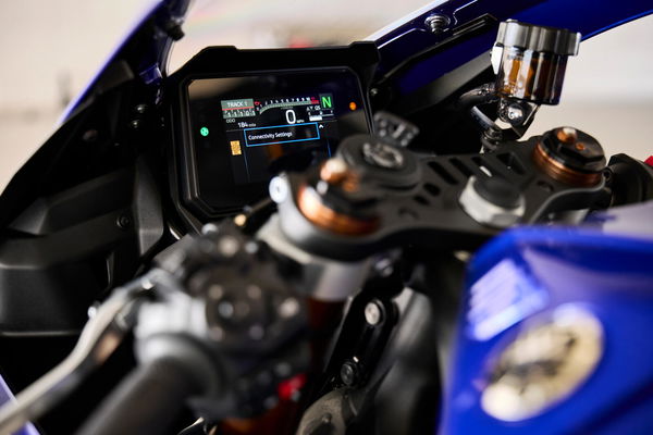 Yamaha R9 - cockpit