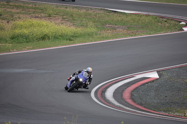 Yamaha R9 - Cornering