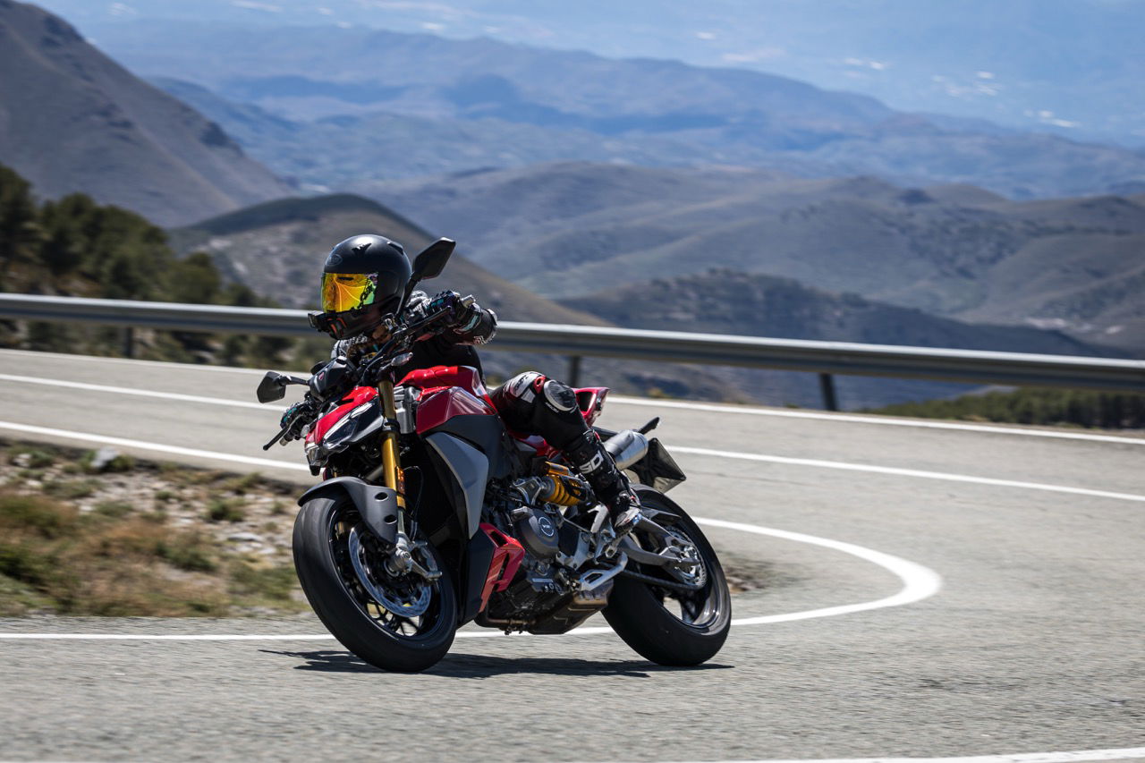 Streetfighter V2 S - riding