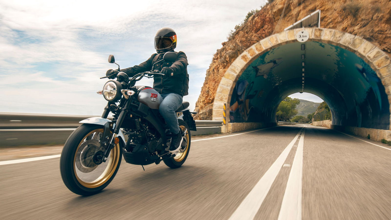 XSR125 Legacy on the road