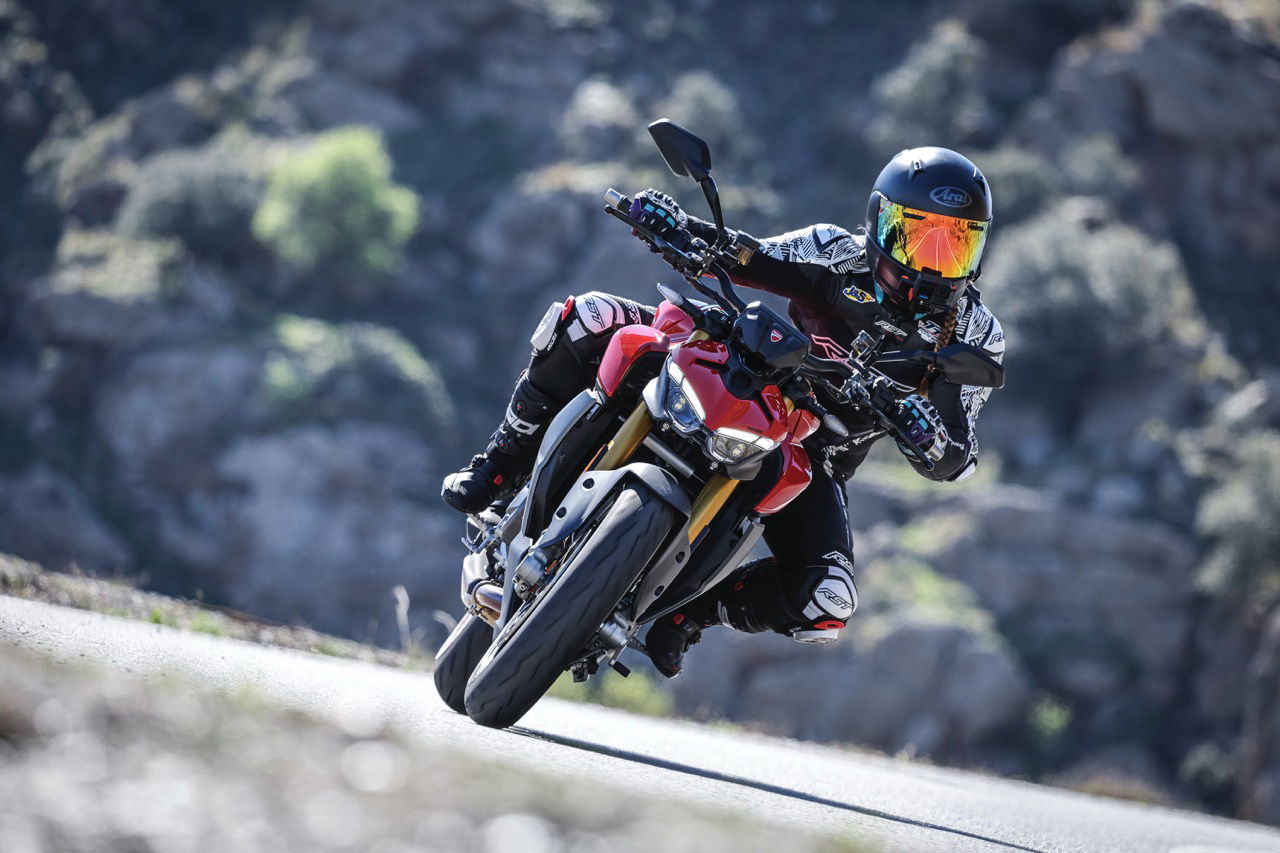 Streetfighter V2 S - riding