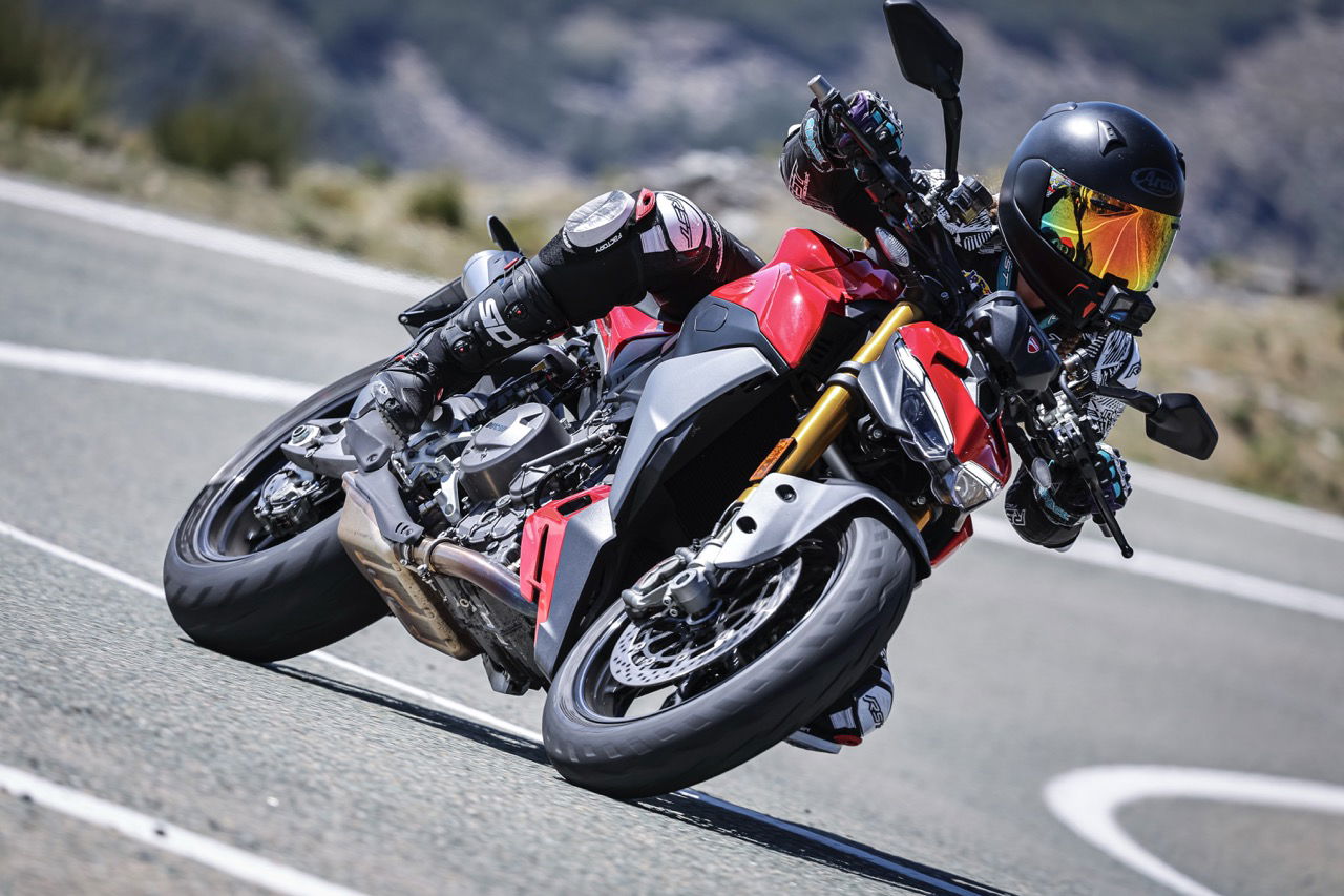 Streetfighter V2 S - riding