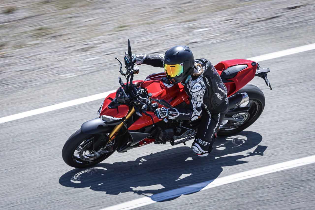 Streetfighter V2 S - riding