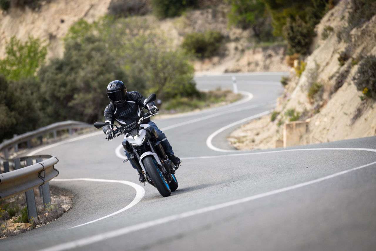 Yamaha MT-07 - riding