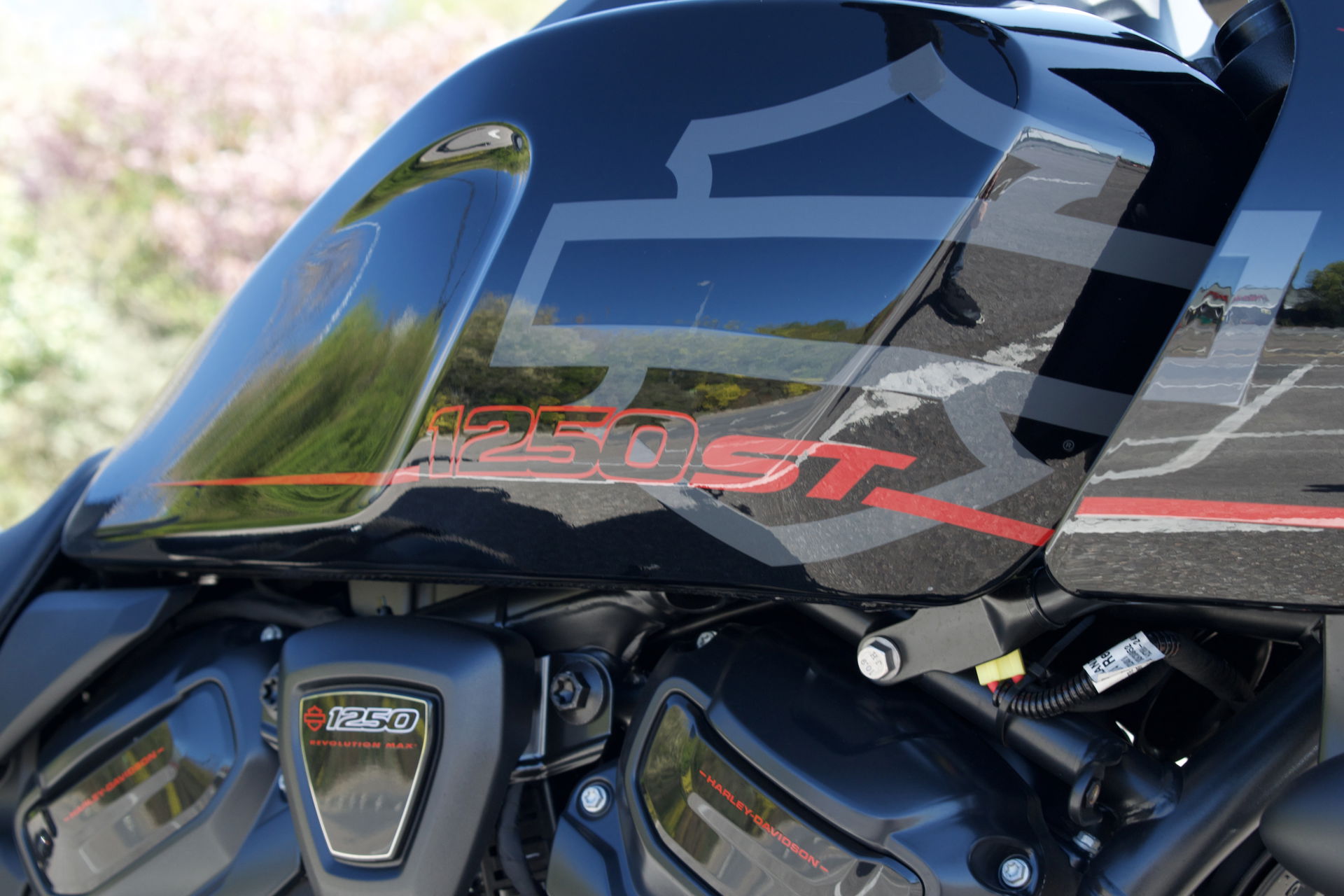 Pan America 1250 ST - details