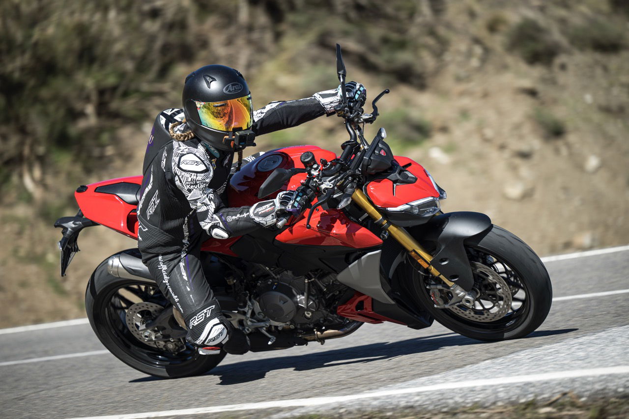 Streetfighter V2 S - riding